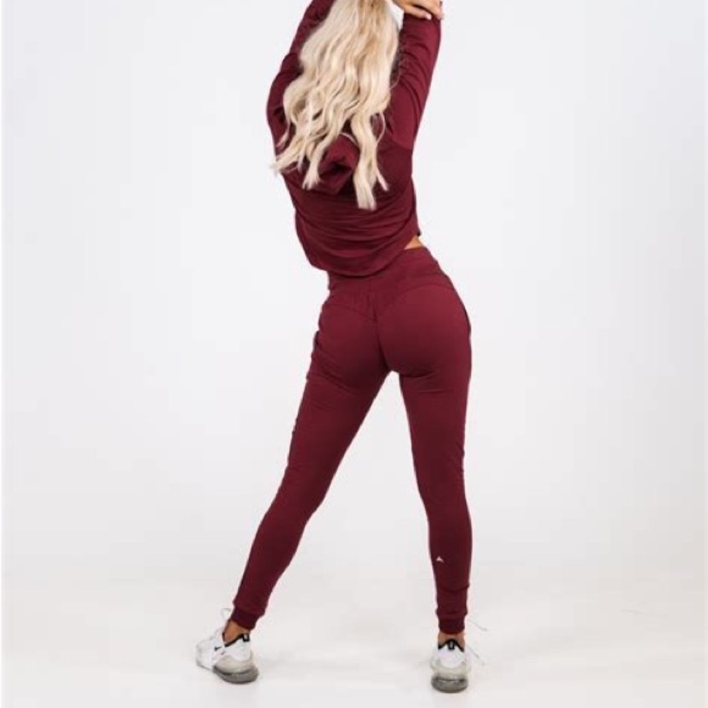 LAKI Active Alta Joggers in Sangria